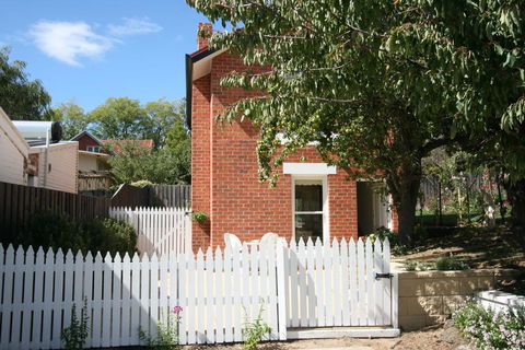 Annies Garden Cottage - Accommodation Directory 0