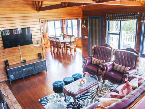 Artee House - A Bright Escape - Accommodation Directory 0