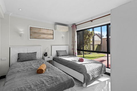 Luxury Living 2B2B In Southern Brisbane Parking - Accommodation Directory 3