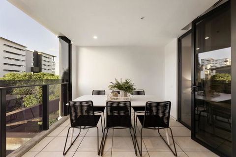 Modern Luxury Gabba Apartment - Accommodation Directory 0
