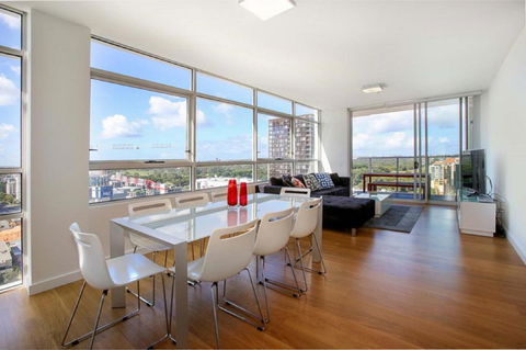 Moore To See - Modern And Spacious 3BR Zetland Apartment With Views Over Moore Park - Accommodation Directory 0