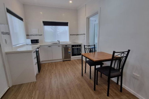 Modern 1 Bedroom Studio Free Parking Close To CBD - Accommodation Directory 0