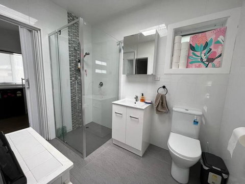 Modern 1 Bedroom Studio Free Parking Close To CBD - Accommodation Directory 1