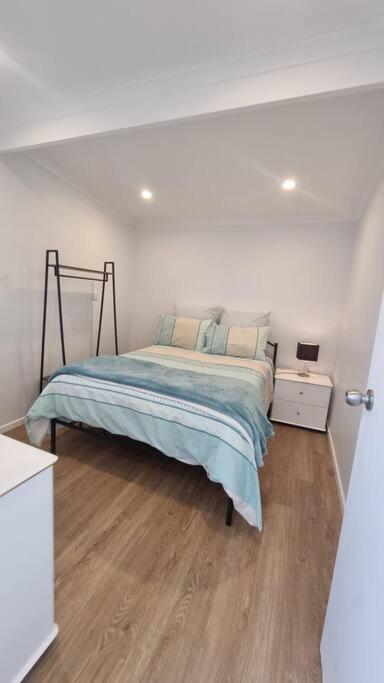 Modern 1 Bedroom Studio Free Parking Close To CBD - Accommodation Directory 2