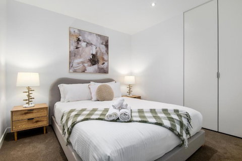 Modern 2BR Apt W City Views, Balcony & Wi-Fi - Accommodation Directory 3