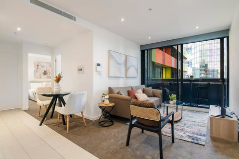 Modern 2BR Apt W City Views, Balcony & Wi-Fi - Accommodation Directory 2