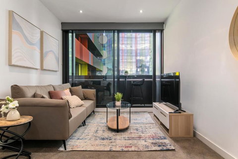 Modern 2BR Apt W City Views, Balcony & Wi-Fi - Accommodation Directory 0
