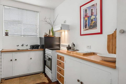 Modern City-Fringe Apartment In New Town - Accommodation Directory 3