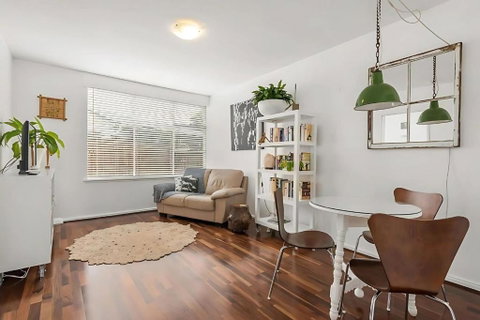 Modern City-Fringe Apartment In New Town - Accommodation Directory 0