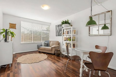 Modern City-Fringe Apartment In New Town - Accommodation Directory 2