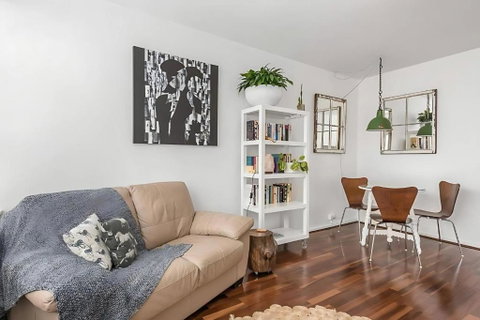 Modern City-Fringe Apartment In New Town - Accommodation Directory 1