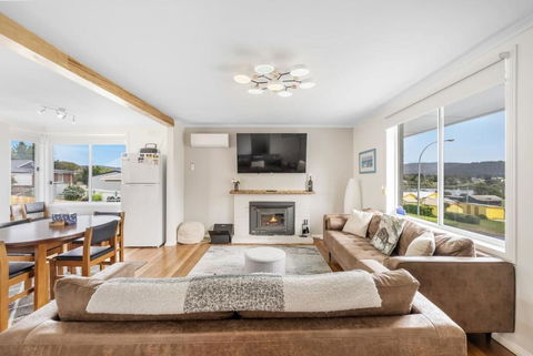 Modern Coastal Escape In Triabunna - Accommodation Directory 3