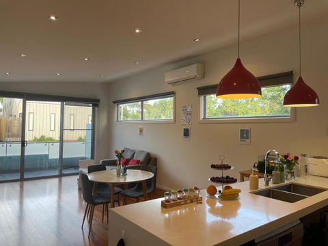 Room In Newport Modern Townhouse - Walk To Stunning Ocean View - Accommodation Directory 3