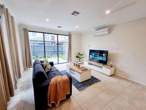 Modern Narre Warren Three Bedroom Townhouse, Close To Fountain Gate SC - Accommodation Directory 1