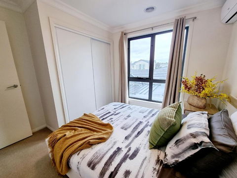 Modern Narre Warren Three Bedroom Townhouse, Close To Fountain Gate SC - Accommodation Directory 3