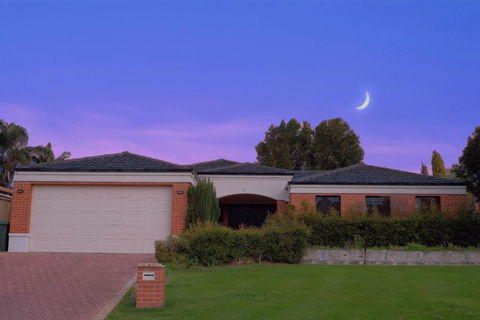 Modern Retro House Nr Airport 6Bedrooms Yard N Parking - Accommodation Directory 0