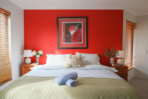Modern Retro House Nr Airport 6Bedrooms Yard N Parking - Accommodation Directory 1