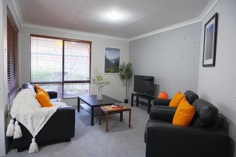 Modern Retro House Nr Airport 6Bedrooms Yard N Parking - Accommodation Directory 3