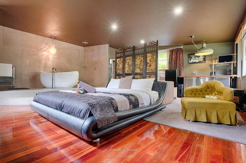 Mudstone Suites - Accommodation Directory 0