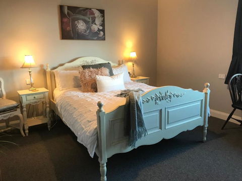 Number 10 -Queen Room With B/fast - Accommodation Directory 2