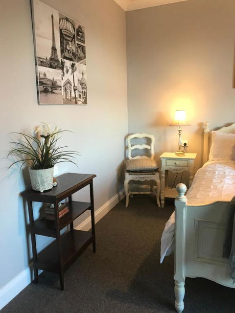 Number 10 -Queen Room With B/fast - Accommodation Directory 3