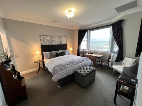 Number 10 -King Bed With Breakfast - Accommodation Directory 0