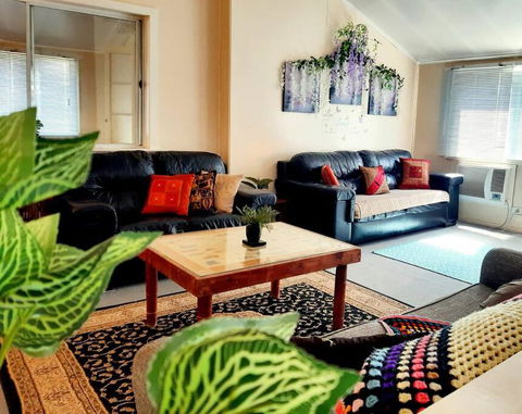 Oakwood House - Entire House Rental - 5 Bedrooms With Netflix And WiFi - Accommodation Directory 3