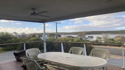 Off The Net - New Listing - Esplanade Property With Views Of The Channel - Accommodation Directory 1