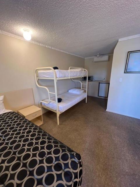 OVERLANDER MOTOR LODGE - Accommodation Directory 3