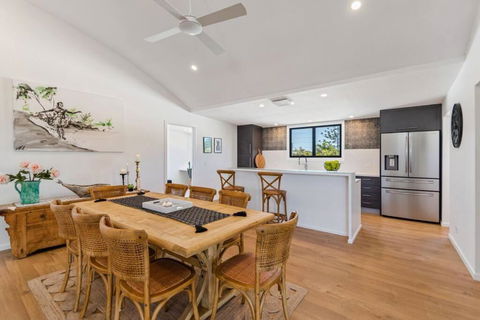 PACIFIC Stunning Coastal Home The Perfect Family Getaway - Accommodation Directory 3