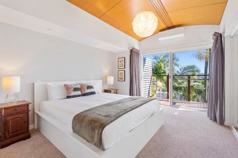 Paradise Palms - Resort Retreat With Panoramic Views - Accommodation Directory 1