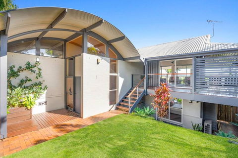 Paradise Palms - Resort Retreat With Panoramic Views - Accommodation Directory 2