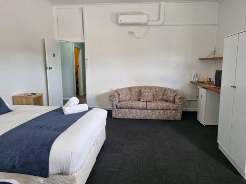 Parkes Hotel - Accommodation Directory 2