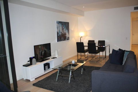 Perfect Large One Bedroom Plus Study - ALB09518 - Accommodation Directory 0