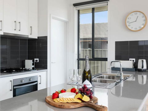 Putters Paradise 25-30 Troon Drive - Accommodation Directory 3