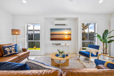 Premium 4-Bed Coastal Escape With BBQ And Pool - Accommodation Directory 2