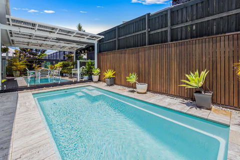 Premium 4-Bed Coastal Escape With BBQ And Pool - Accommodation Directory 1