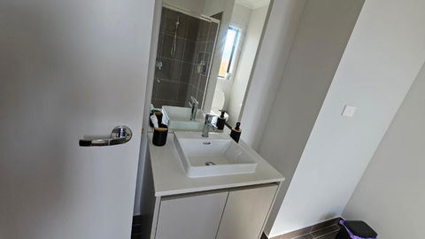 Private Master Bedroom With Ensuite In Officer - Accommodation Directory 3