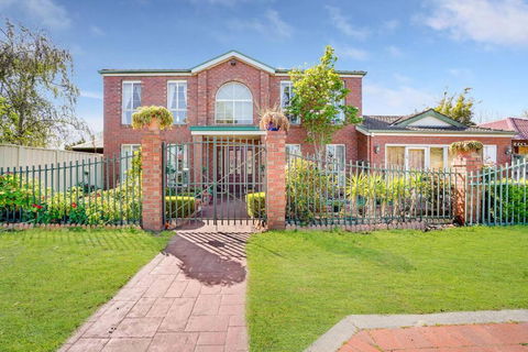 Prized Home Away From Home In Enviable Location - Accommodation Directory 1