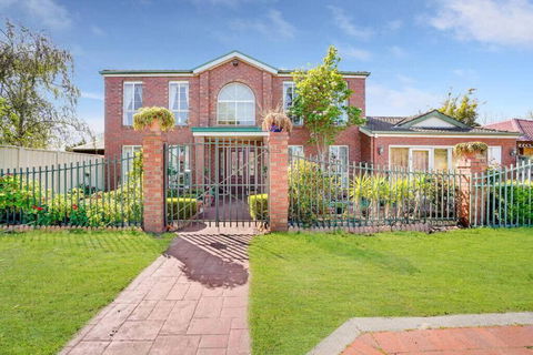 Prized Home Away From Home In Enviable Location - Accommodation Directory 0