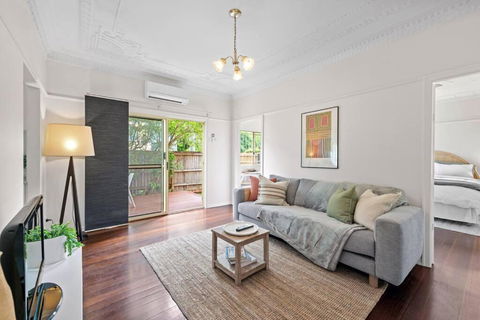 Quiet & Bright Art Deco Apartment By New Farm Park - Accommodation Directory 0