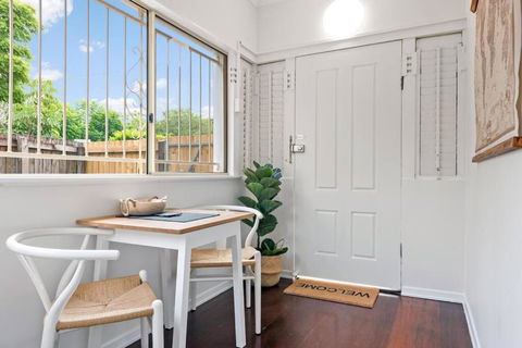 Quiet & Bright Art Deco Apartment By New Farm Park - Accommodation Directory 3