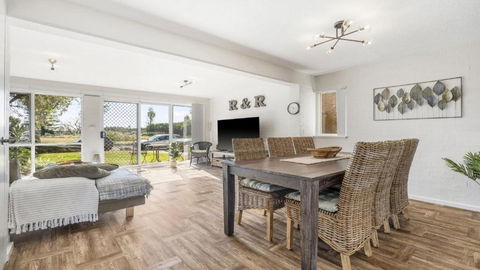 R & R Port Macquarie - Accommodation Directory 0