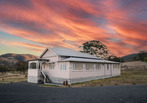 Pretty Pink Queenslander With Spectacular Views! - Accommodation Directory 0
