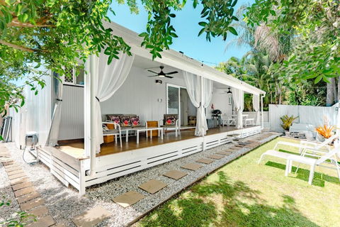 Private Outdoor Spa, Fire Pit, Cinema Room - THE COTTAGE COOLUM BEACH - Accommodation Directory 2