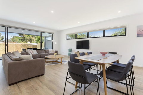 AZURE - ROSEBUD - Accommodation Directory 1