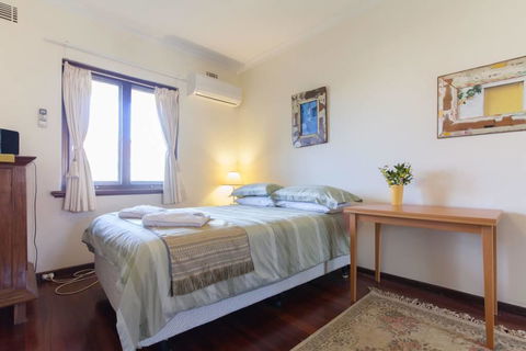 B8 Cafes, Resturants, UWA Close To SCGH - Accommodation Directory 3