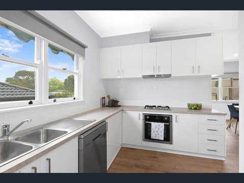 BALLARAT CLOSE 2 CBD + HOSPITAL+3BR HOME+NETFLIX + WiFi + Gift - Accommodation Directory 3