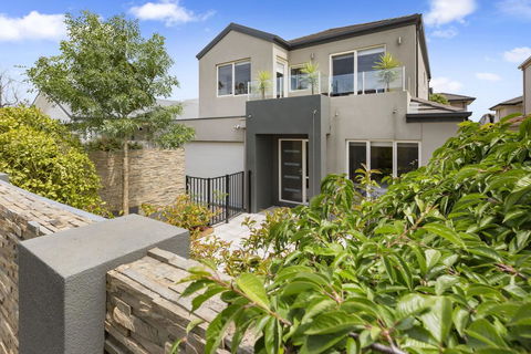 BANGALOW - MORNINGTON - Accommodation Directory 0