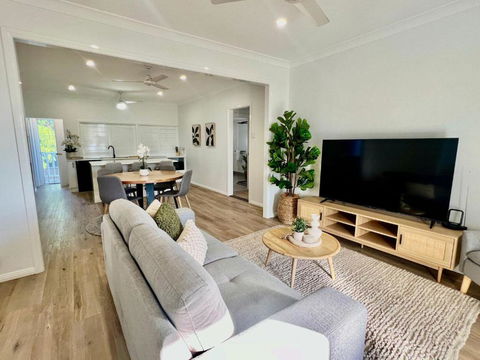 Renovated Queenslander - Upstairs 2km To Stadium - Accommodation Directory 1